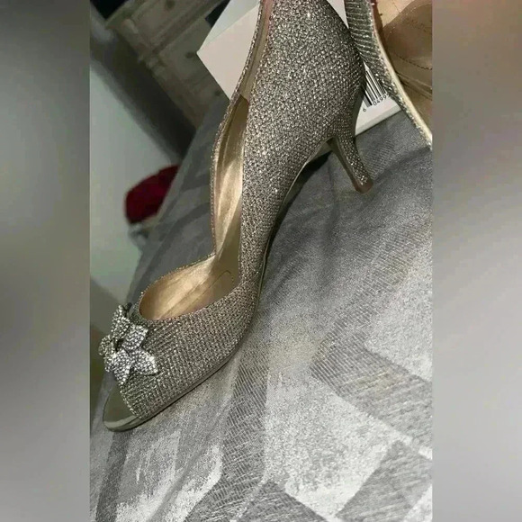 Size 8 bandolino heel shoes gold/ silver - Picture 2 of 4